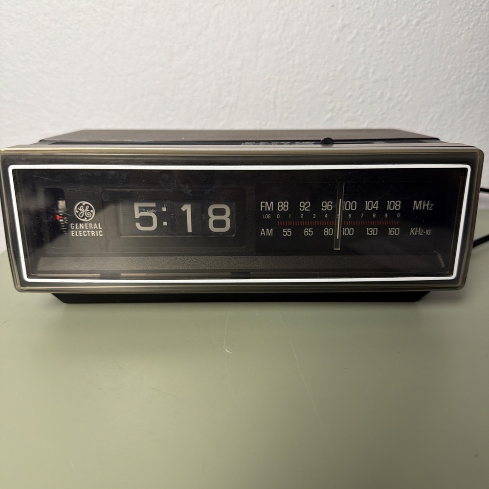 Vintage 1980s General Electric Flip Clock Radio Model No. 7-4305F Wlnt. See Note